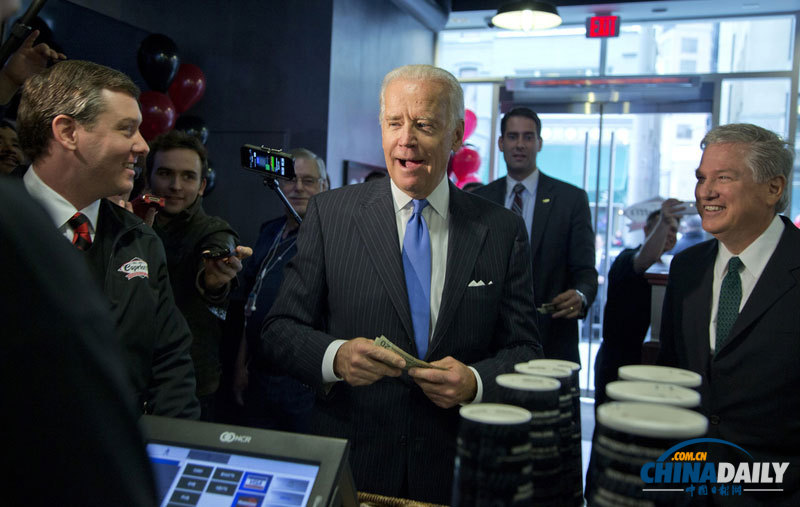 美國副總統拜登前往商店買午餐親自付費 引圍觀