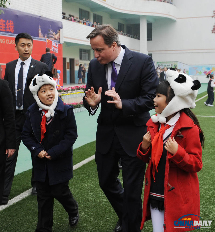 卡梅倫訪問成都 與中國小學生交流互動、打乒乓球