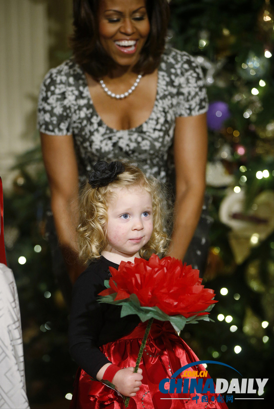 小蘿莉與第一狗握手失去平衡摔倒 獲米歇爾親切安慰