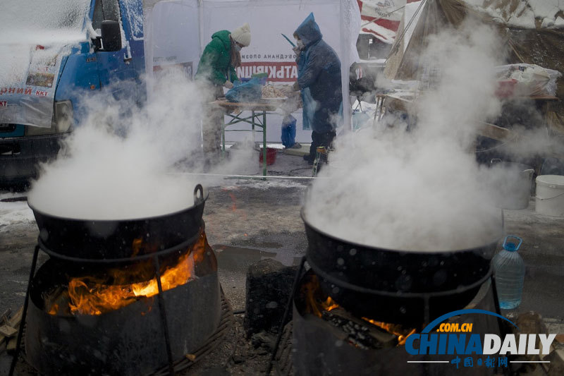 烏克蘭示威活動持續 抗議者向警察送花送食物