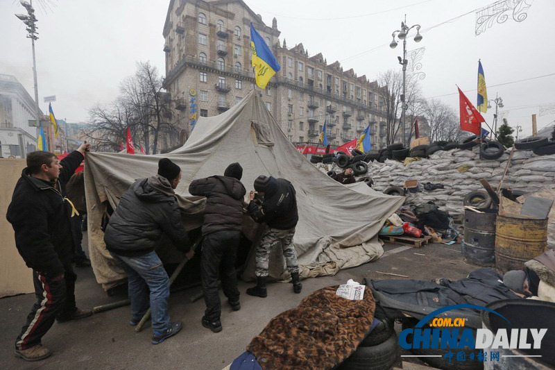 烏克蘭示威者收集柴火擬長(zhǎng)期抗?fàn)? valign=