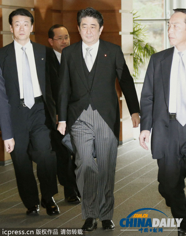 安倍晉三在神職人員引領下參拜靖國神社