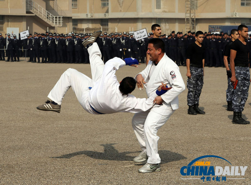 伊拉克舉行警察日慶典游行 或為打擊“基地”氣焰