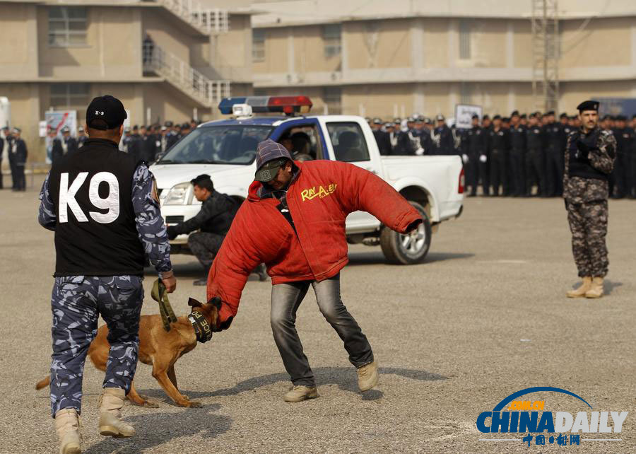 伊拉克舉行警察日慶典游行 或為打擊“基地”氣焰