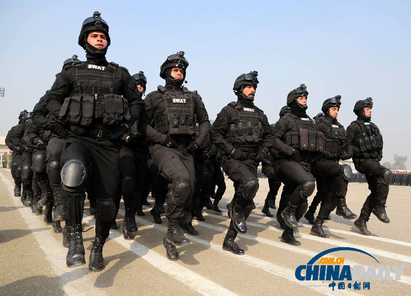 伊拉克舉行警察日慶典游行 或?yàn)榇驌?#8220;基地”氣焰