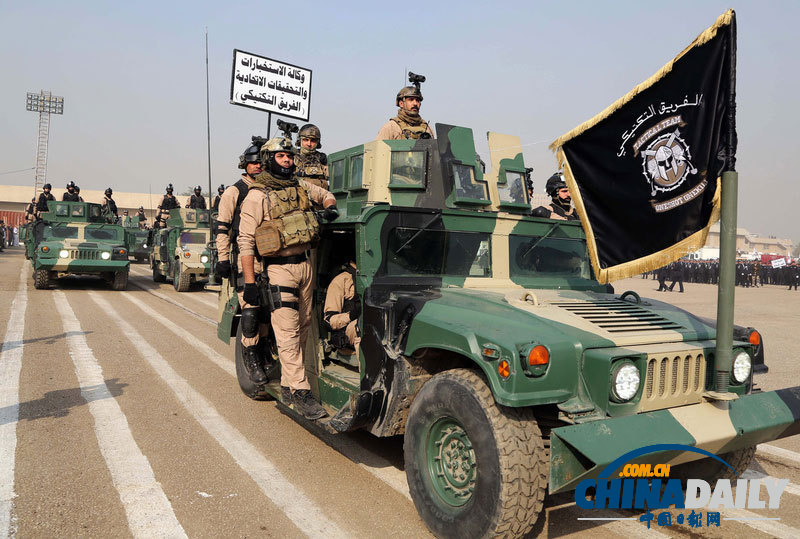 伊拉克舉行警察日慶典游行 或?yàn)榇驌?#8220;基地”氣焰