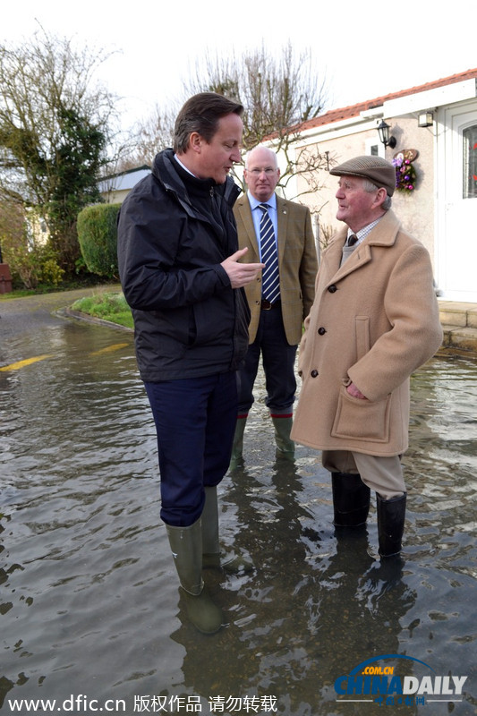 英國(guó)連日暴雨致洪水泛濫 卡梅倫趟水視察災(zāi)區(qū)