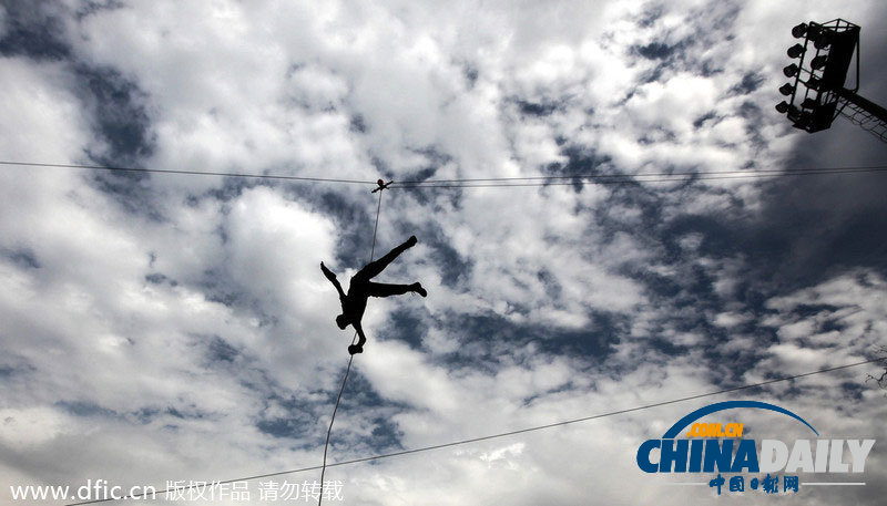 巴勒斯坦學生軍事訓練畢業式 有模有樣不輸真士兵