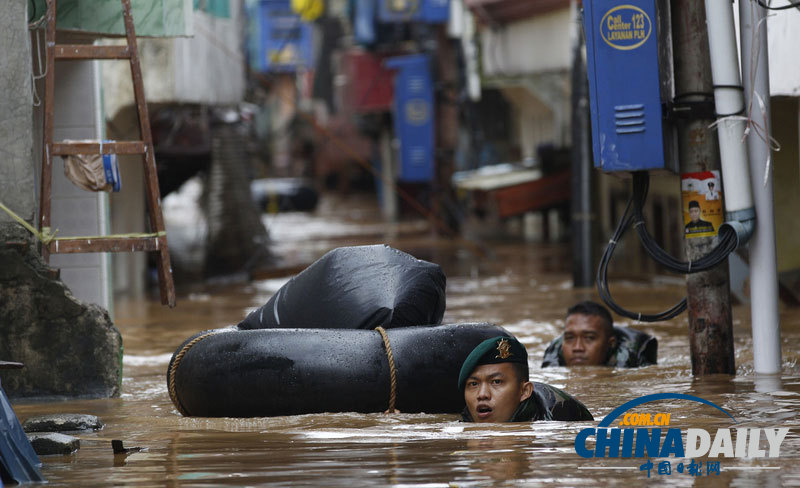 印尼洪水泛濫持續 居民被迫“劃船”出行
