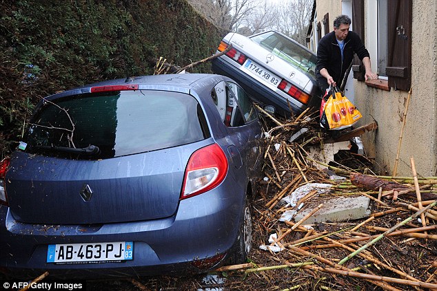 法國(guó)南部暴雨引發(fā)洪災(zāi) 2人死亡數(shù)千人受影響