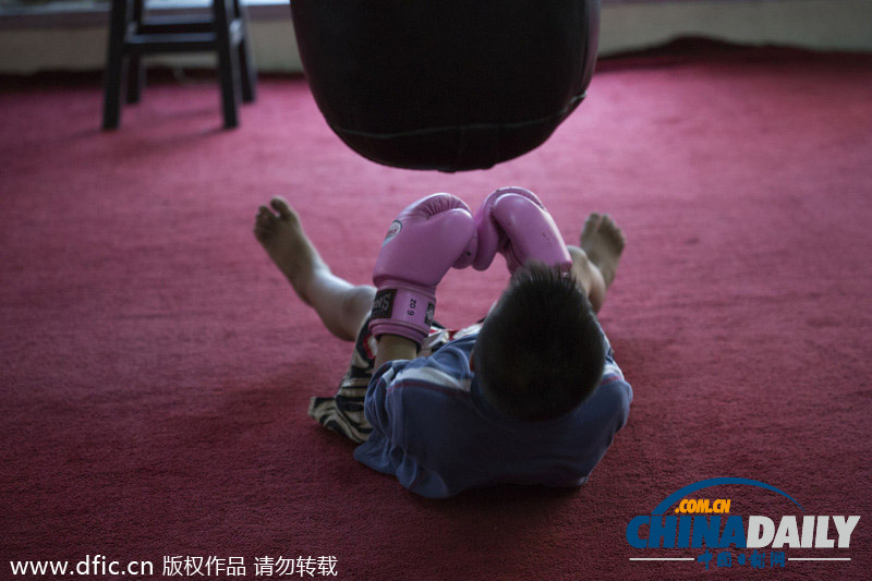 泰國(guó)最年輕泰拳選手年僅9歲 與成人對(duì)打