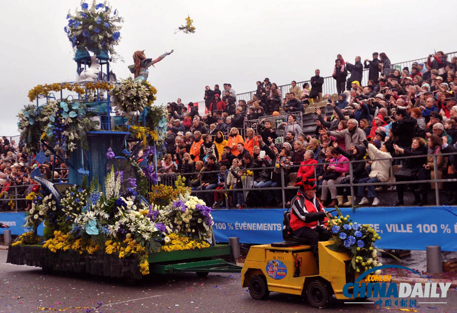 法國尼斯狂歡節開幕 首場上演“鮮花大戰”