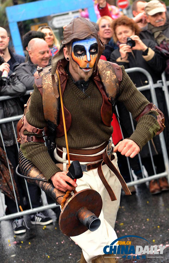 法國(guó)尼斯狂歡節(jié)開(kāi)幕 首場(chǎng)上演“鮮花大戰(zhàn)”