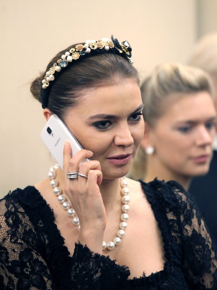 卡巴耶娃“秀”婚戒 普京緋聞女友疑似轉正