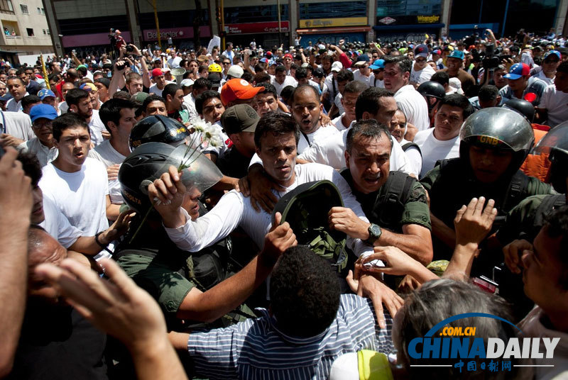 委內瑞拉反政府示威持續 反對派領導人穿白衣現身