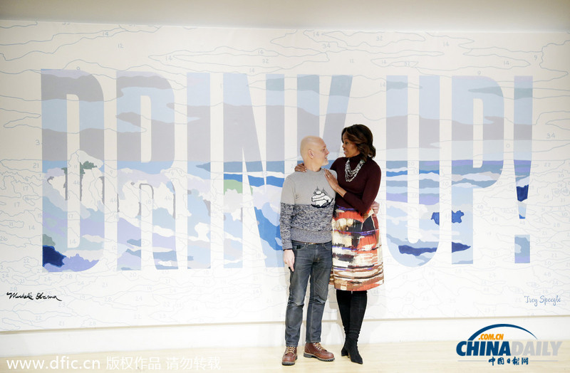 米歇爾與學生互動推廣喝水減肥 遭背后“偷拍”