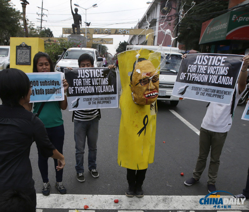 菲律賓民眾朝“阿基諾”扔雞蛋 抗議其拒絕向?yàn)?zāi)民發(fā)補(bǔ)助金