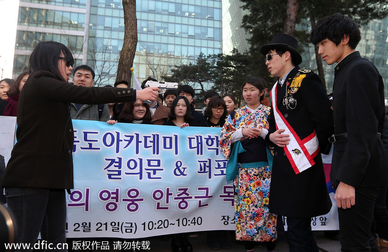 韓國民眾火燒日本軍旗 抗議其舉辦“竹島日”活動
