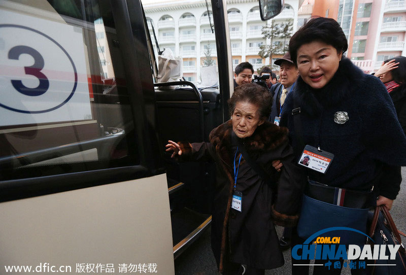 首輪朝韓離散家屬團(tuán)聚結(jié)束 老人追車表達(dá)不舍