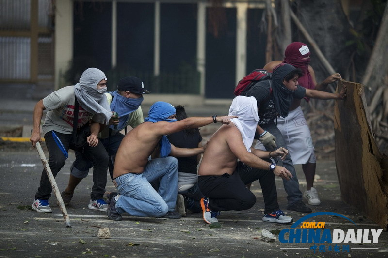 委內(nèi)瑞拉數(shù)萬民眾游行支持馬杜羅 與反對派街頭對峙