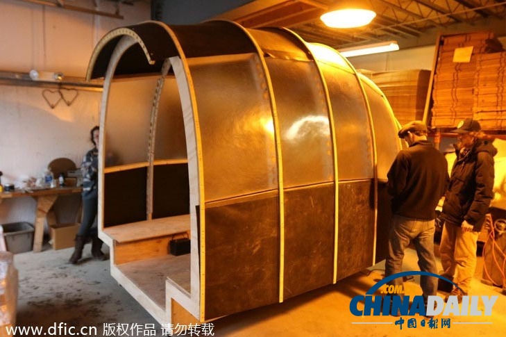 美國學(xué)生建造可移動(dòng)“豆莢屋” 低成本低能耗超環(huán)保