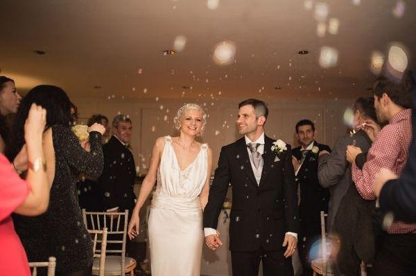 英情侶求婚訂婚結婚30分鐘全搞定 驚呆全場客人