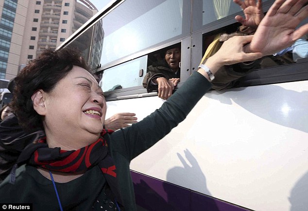 韓朝離散家屬團聚活動結束 難舍之情溢于言表