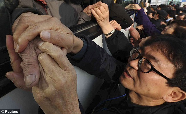 韓朝離散家屬團聚活動結(jié)束 難舍之情溢于言表