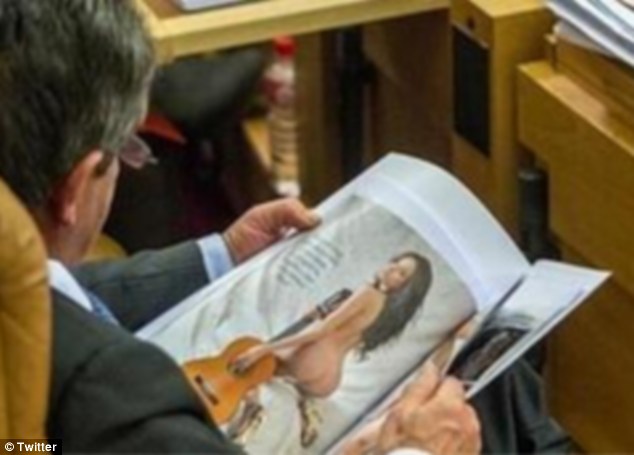 西班牙政客開會看裸體美女照 被批拿錢不干正事