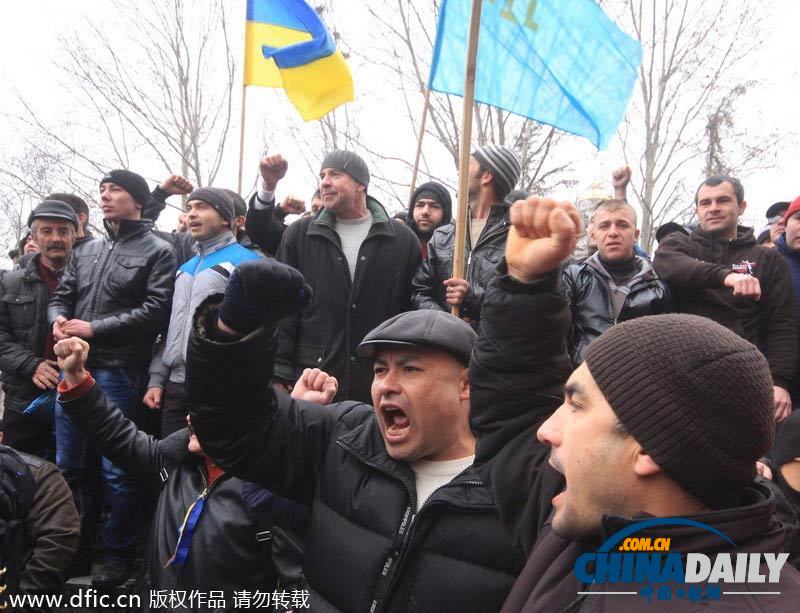 槍手闖克里米亞議會(huì)大樓 升起俄羅斯國旗