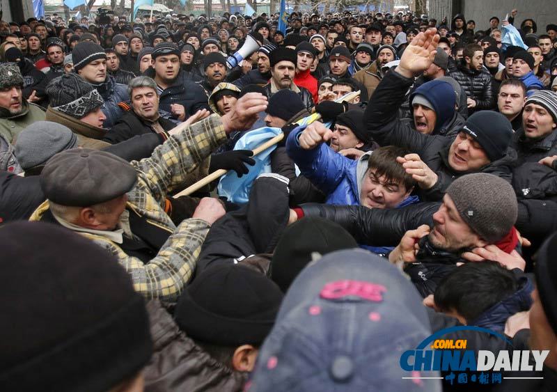 槍手闖克里米亞議會(huì)大樓 升起俄羅斯國旗