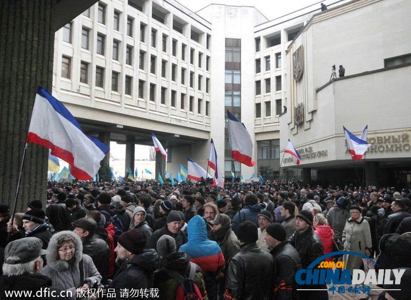 槍手闖克里米亞議會大樓 升起俄羅斯國旗