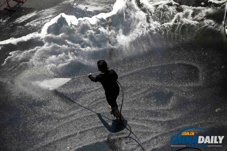 泰國“封鎖曼谷”行動結束 工人沖刷街道“掀巨浪”