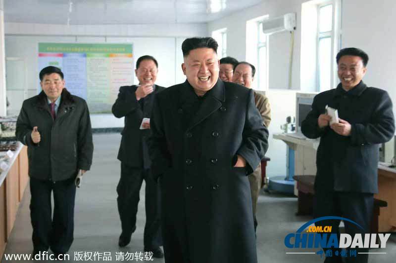 金正恩視察工廠心情大好 微笑挽著干部手臂