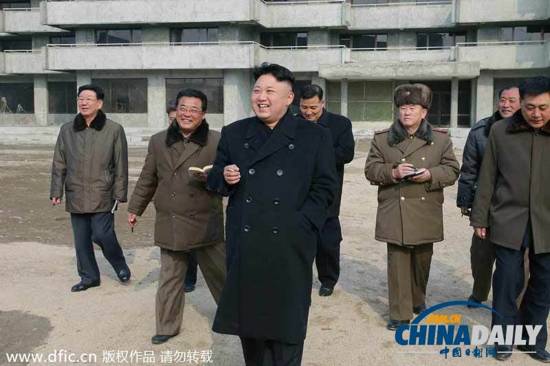 金正恩視察工廠心情大好 微笑挽著干部手臂