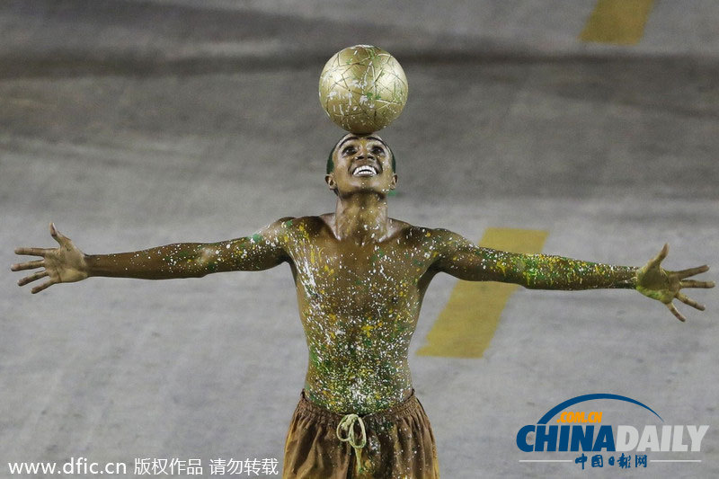 巴西狂歡節足球味濃 兩大名將為游覽車保駕護航