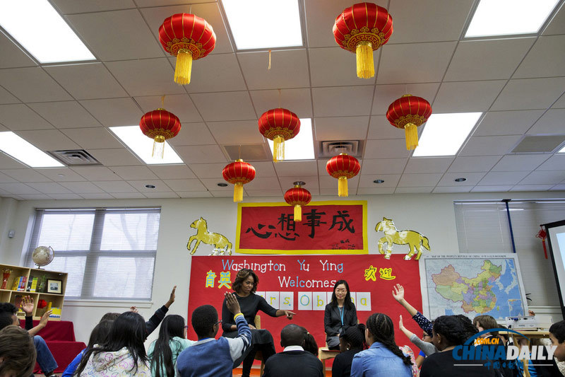 米歇爾參觀育英學校聽學生講中國之行 為訪華做準備