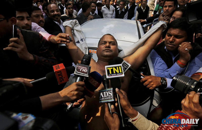 印度億萬富豪因拖欠巨款出庭受審 遭律師潑墨抗議