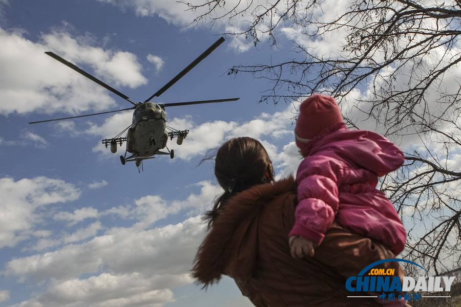 普京紅場講話力挺克里米亞入俄 烏克蘭裝甲車待命