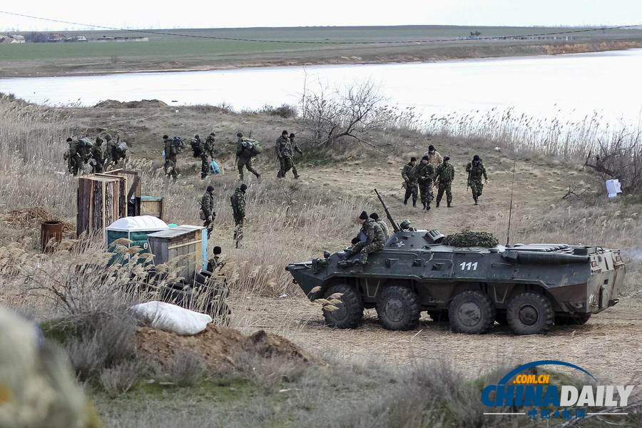 普京紅場講話力挺克里米亞入俄 烏克蘭裝甲車待命