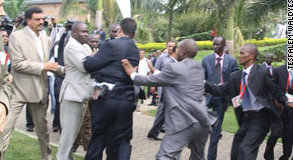 卡扎菲保鏢太“貼身” 與非盟峰會保安拳腳“過招”