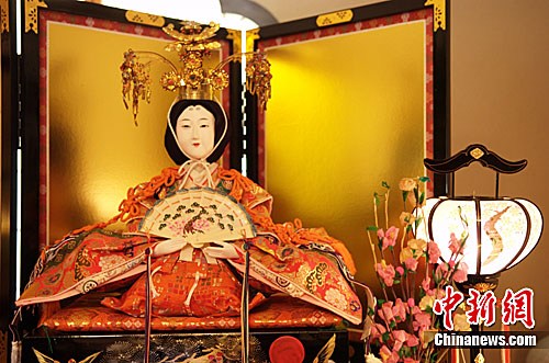 日本男子擺放女兒節人偶照 紀念海嘯中遇難妻子