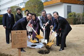 駐日本大使程永華與日本友人共植“中山梅”