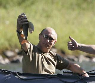 普京展示戰(zhàn)果 普京再展硬漢形象 光膀子釣魚大秀肌肉