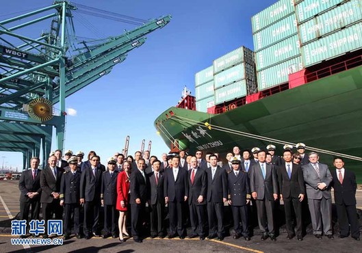 習(xí)近平在洛杉磯參觀中海運(yùn)西港池碼頭