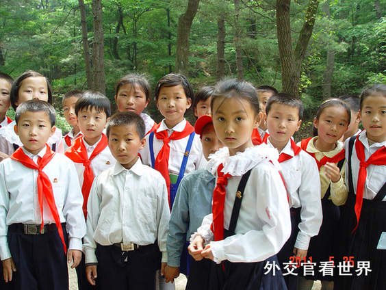 參觀萬景臺(tái)金日成故居的朝鮮學(xué)生們（優(yōu)秀獎(jiǎng)）