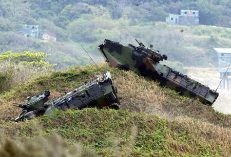 臺(tái)軍AAV7兩棲登陸車操演