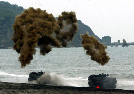 臺(tái)軍AAV7兩棲登陸車操演