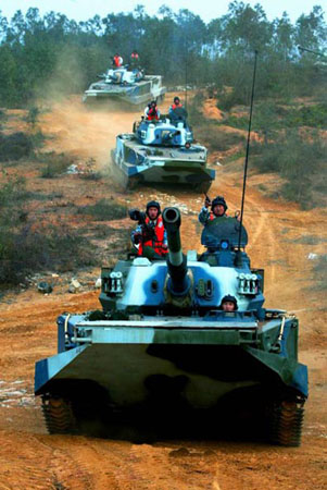 某裝甲團實兵演練之前進行網上戰法研討