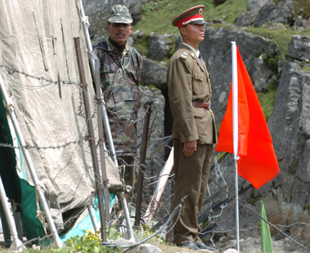 乃堆拉山口兩側(cè)的中印邊防軍人